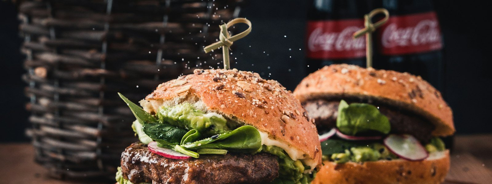 Burger z grillowaną wołowiną i frytki