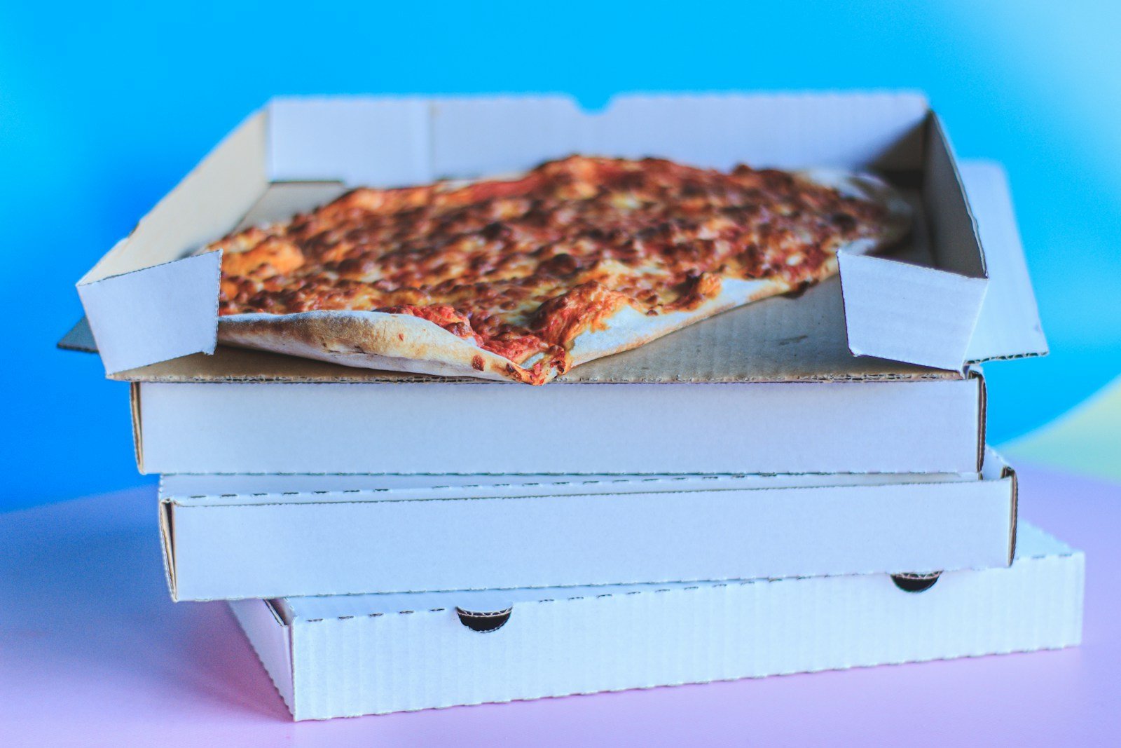 Pizza z serem i dodatkami