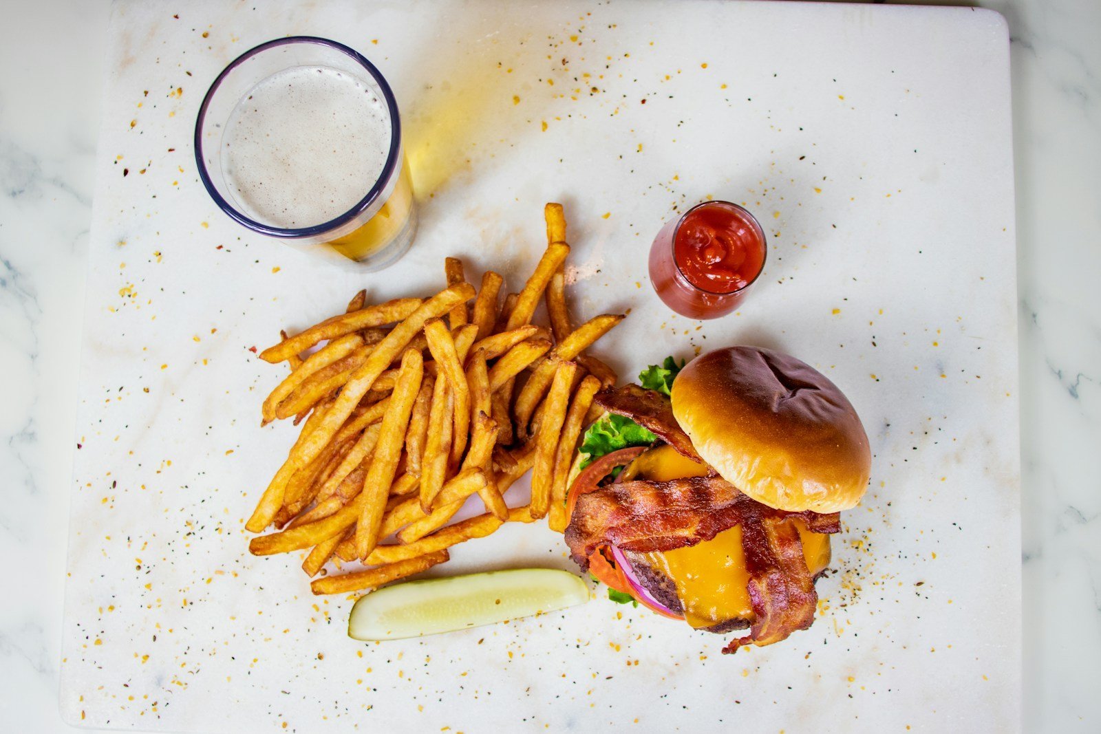 Burger z serem i frytki