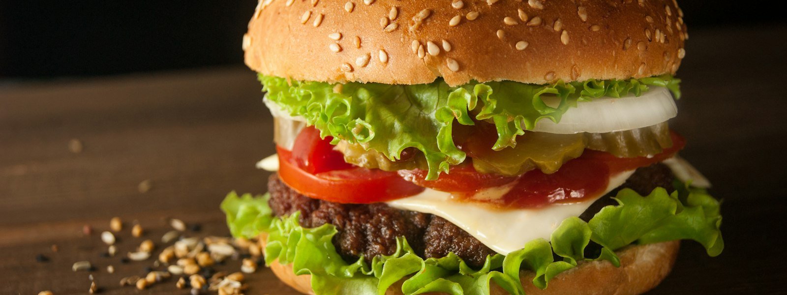 Burger, frytki i napój z menu McDonald's