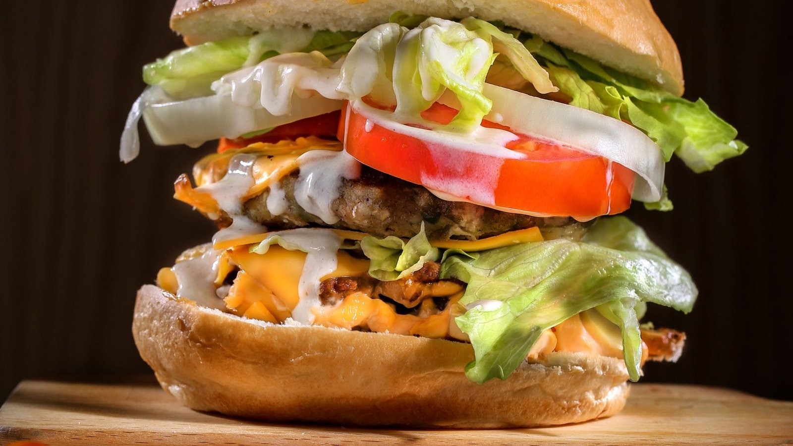 Burger, frytki i napoje z menu popularnych sieci restauracji