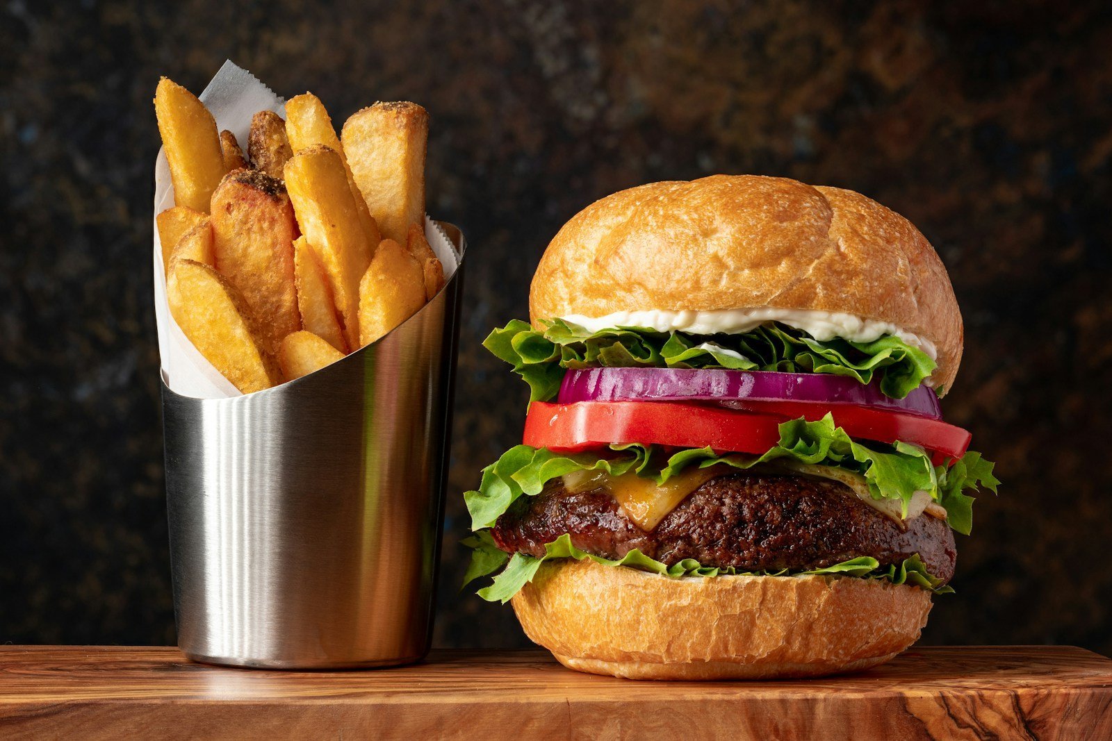 Burger smash z serem i frytki