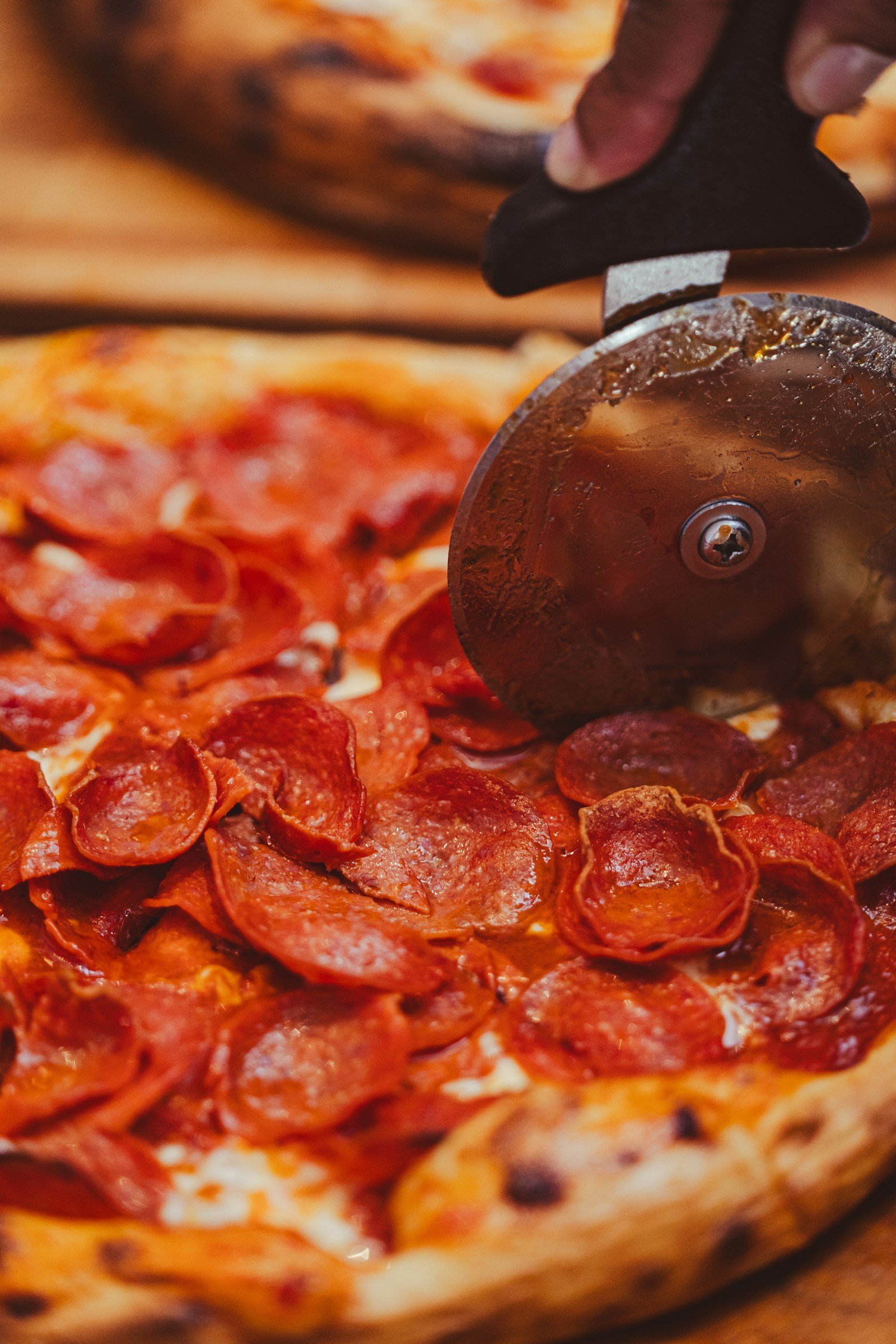 Pizza z ciągnącym się serem
